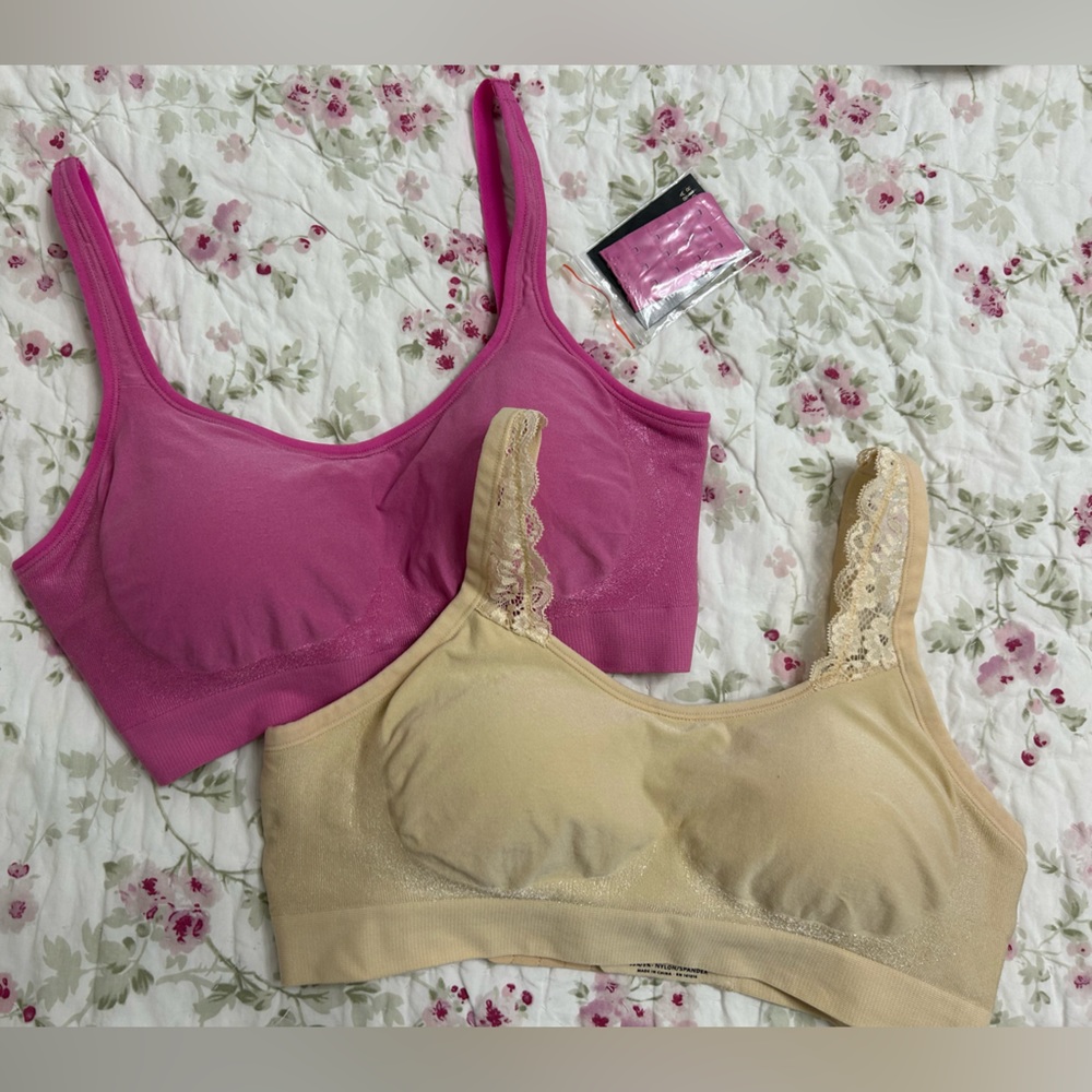 Underoutfit 2 bras med nude, pink great cond. Lace adjustable, comfort shaping.